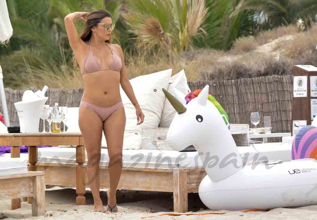 eva longoria en la playa con flotador