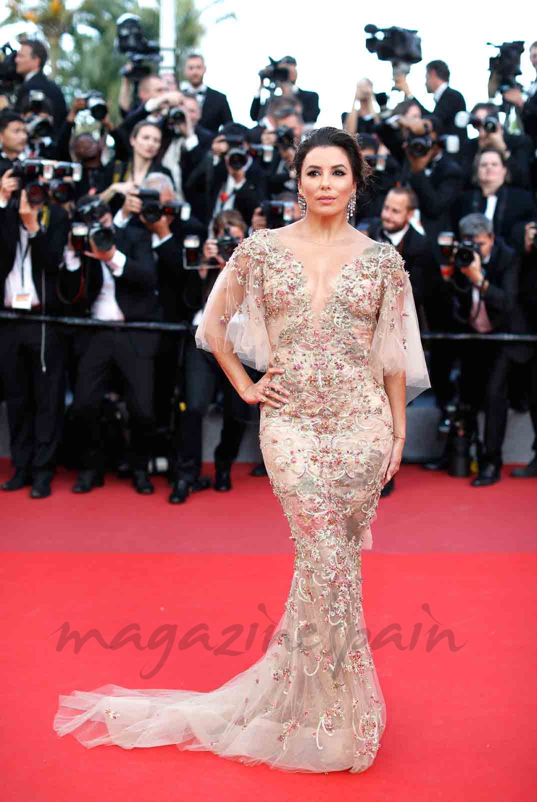 Eva Longoria con un vestido de Marchesa en tul de seda nude con bordados de flores de colores y corte de sirena.