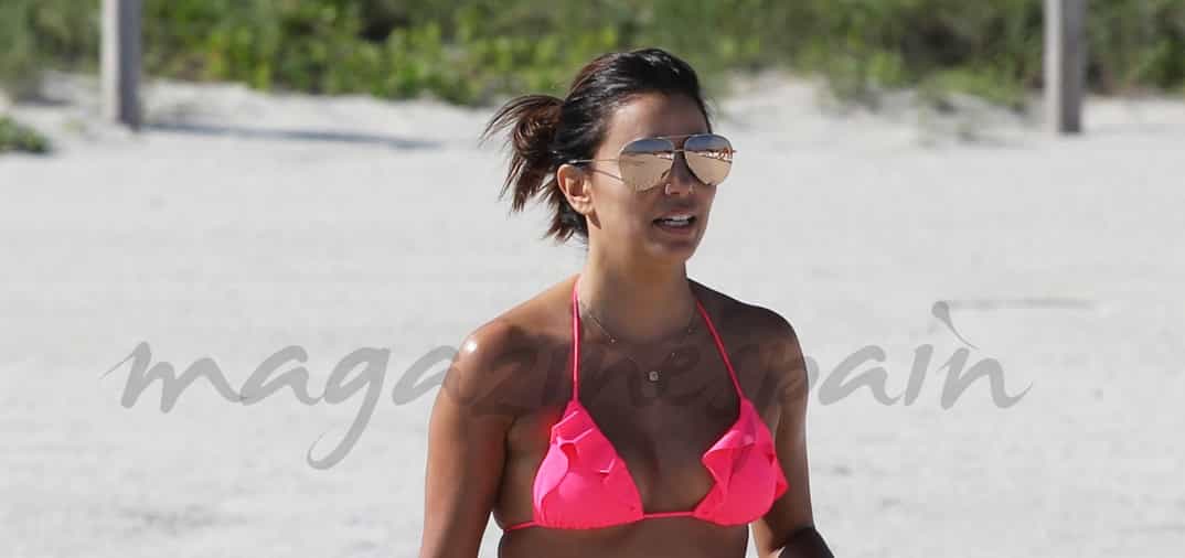 eva longoria juega en la playa de miami