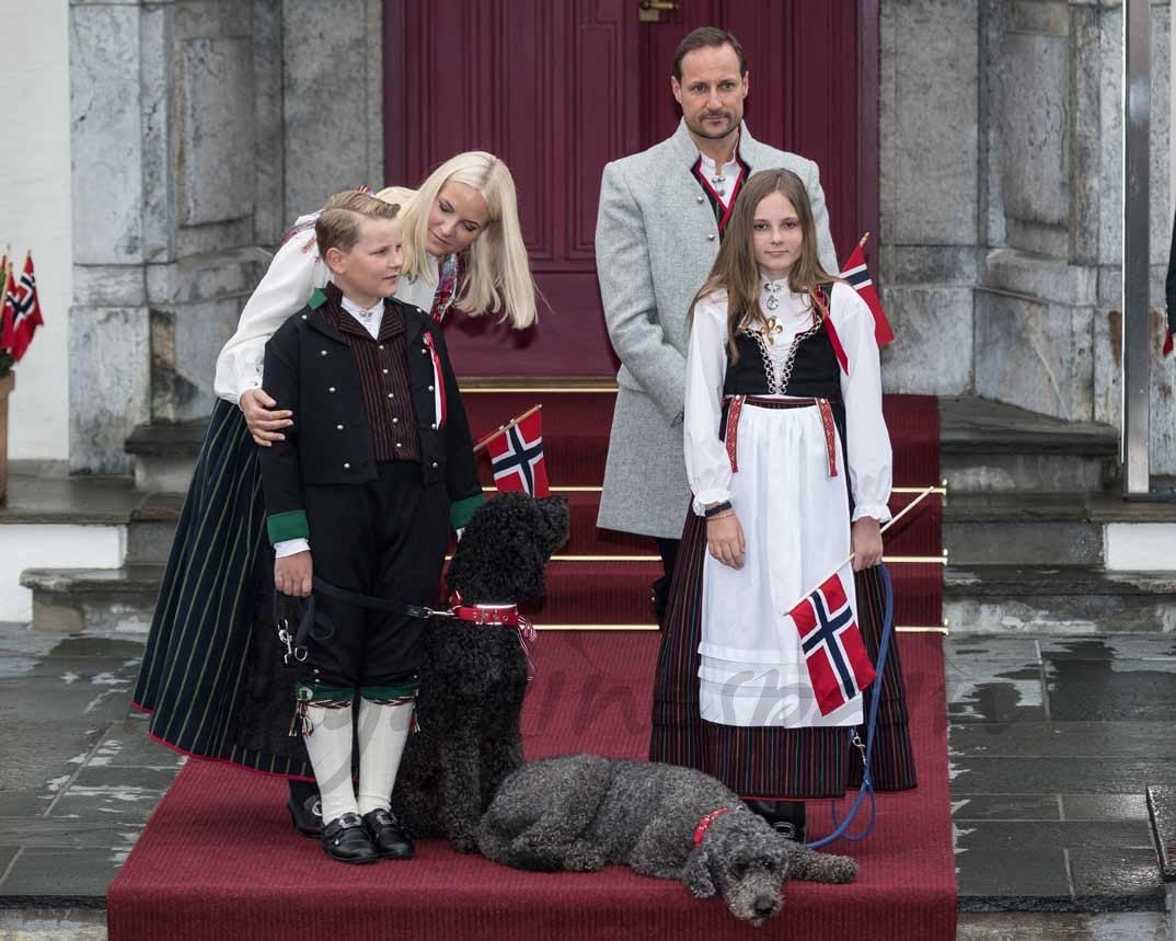 Príncipe Haakon, princesa Mette-Marit y sus hijos