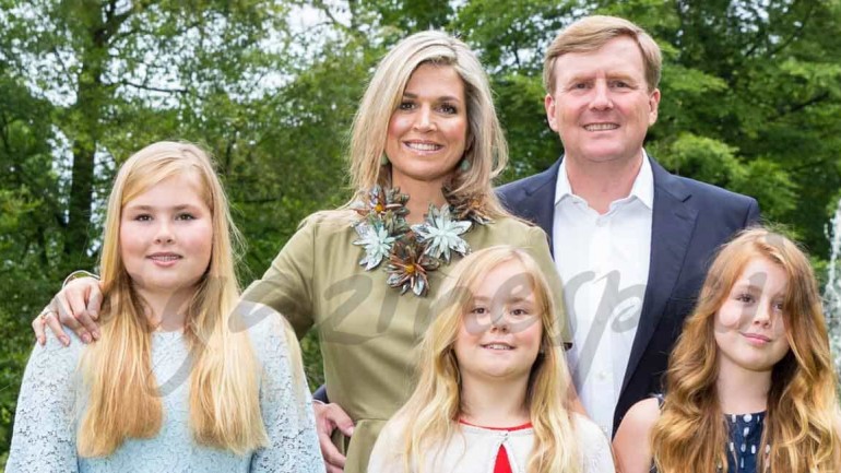 Recuperada de su conmoción cerebral, la reina Máxima y su familia en el tradicional posado de verano
