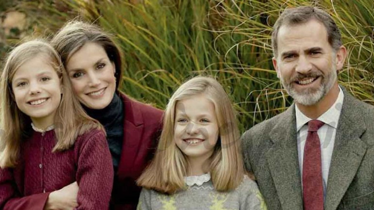 Los reyes Felipe y Letizia y sus hijas nos felicitan la Navidad