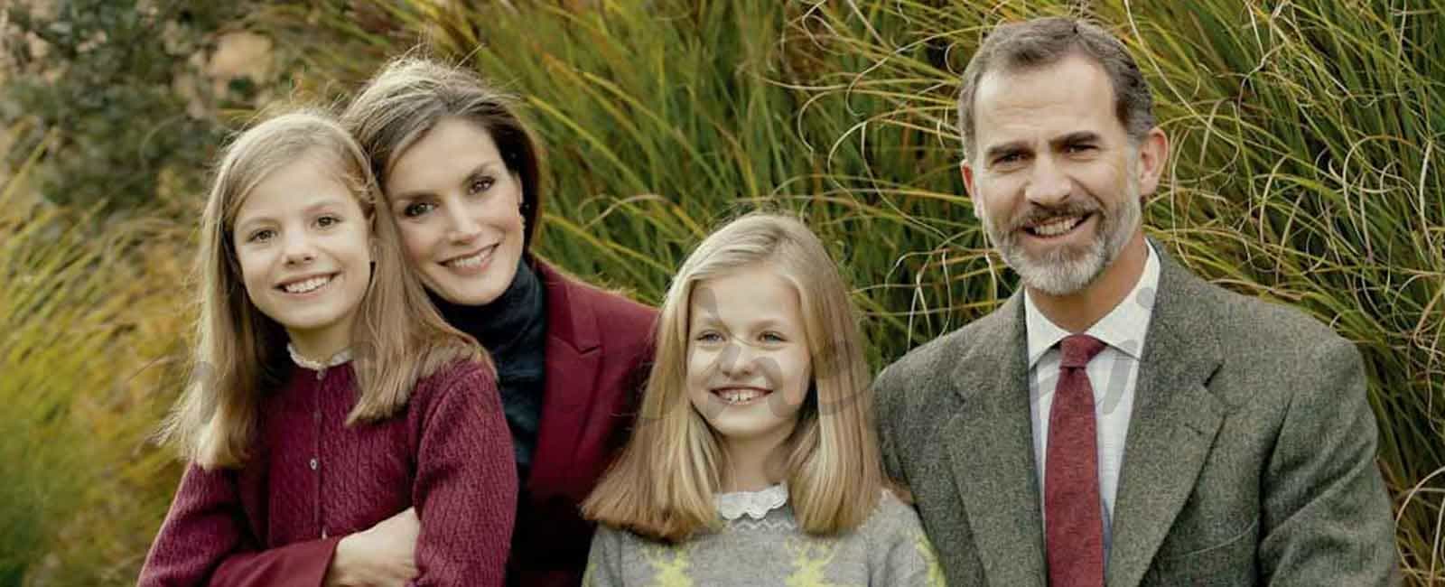 felipe y letizia con sus hijas nos felicitan la navidad