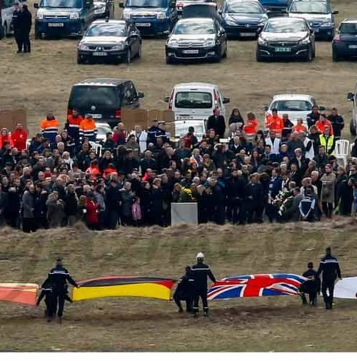 Los familiares llegan al lugar del siniestro del Airbus A-320