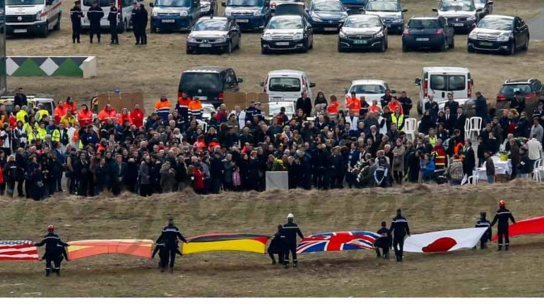 Los familiares llegan al lugar del siniestro del Airbus A-320