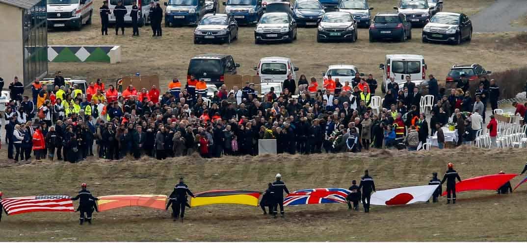 Los familiares llegan al lugar del siniestro del Airbus A-320