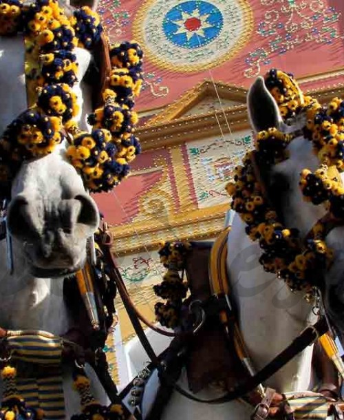 La Feria de Sevilla tiñe de luz y color las calles de Sevilla