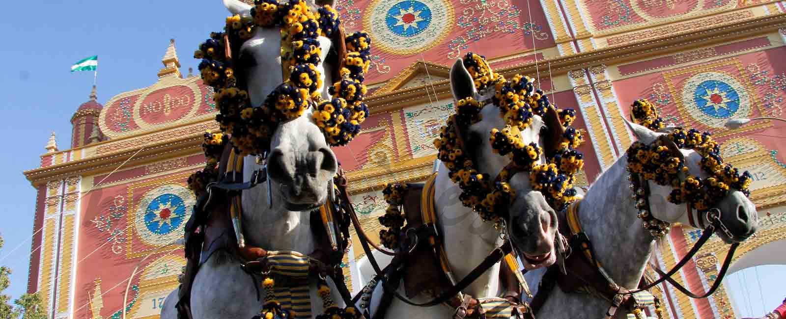 La Feria de Sevilla tiñe de luz y color las calles de Sevilla