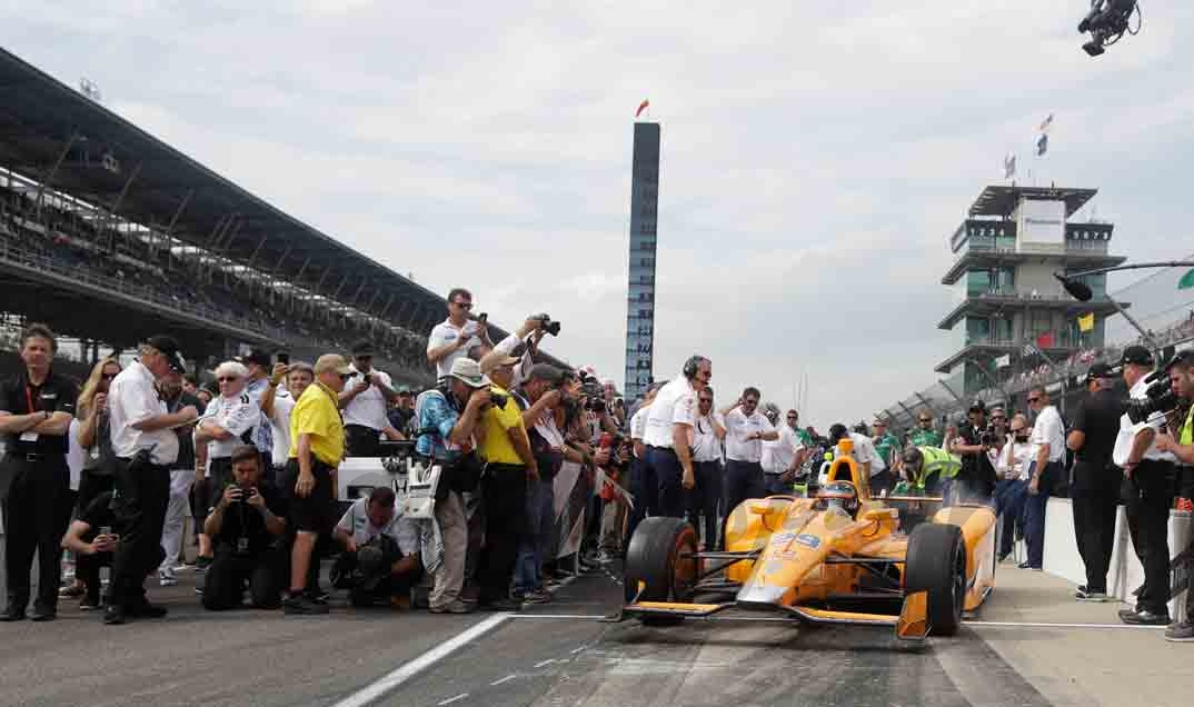 fernando alonso revoluciona indianapolis