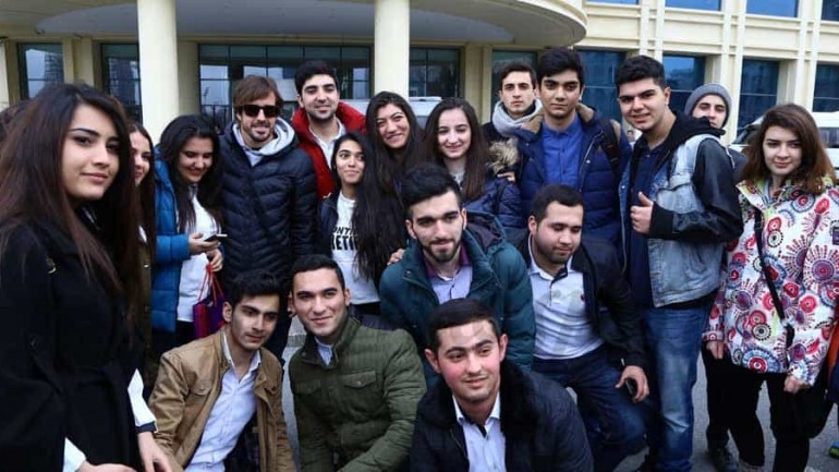 Fernando Alonso, muy querido por sus fans en Bakú