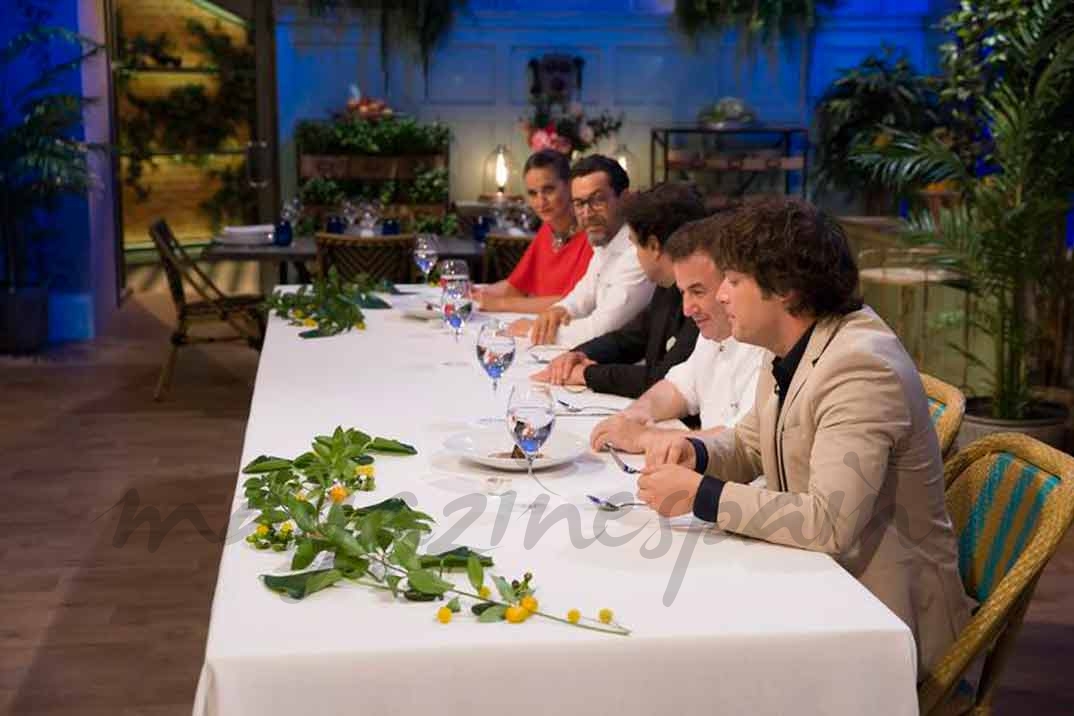 El jurado de MasterChef Celebrity 2: Samantha Vallejo-Nájera, Pepe Rodríguez y Jordi Cruz con sus dos invitados Martín Berasategui (ocho estrellas Michelin) y Quique Dacosta (dos estrellas Michelin) © RTVE