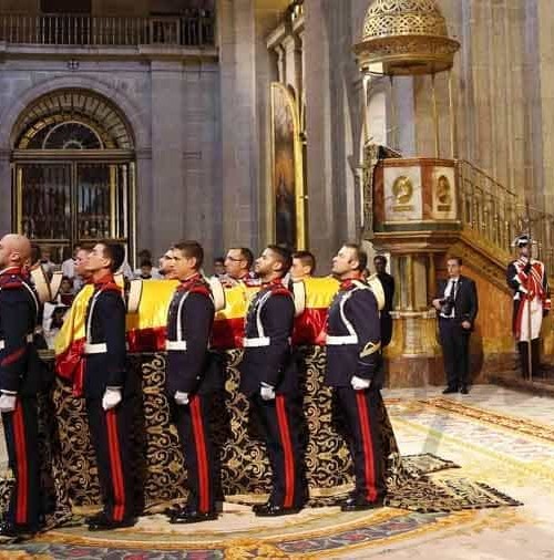 Los Reyes de España, en el funeral de Carlos de Borbón Dos Sicilias