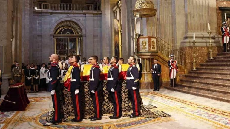 Los Reyes de España, en el funeral de Carlos de Borbón Dos Sicilias