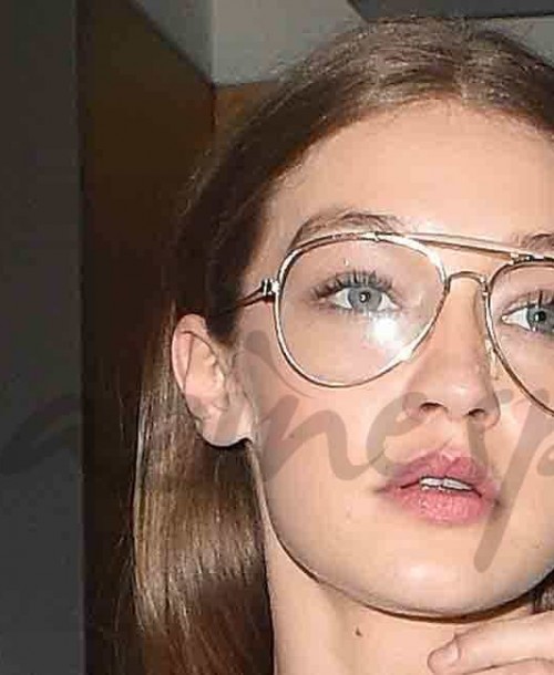 Gigi Hadid se apunta a la moda “empollona”