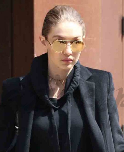 Gigi Hadid ahora apuesta por el negro