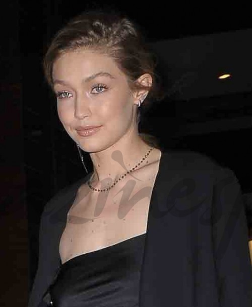 Gigi Hadid apuesta por el negro