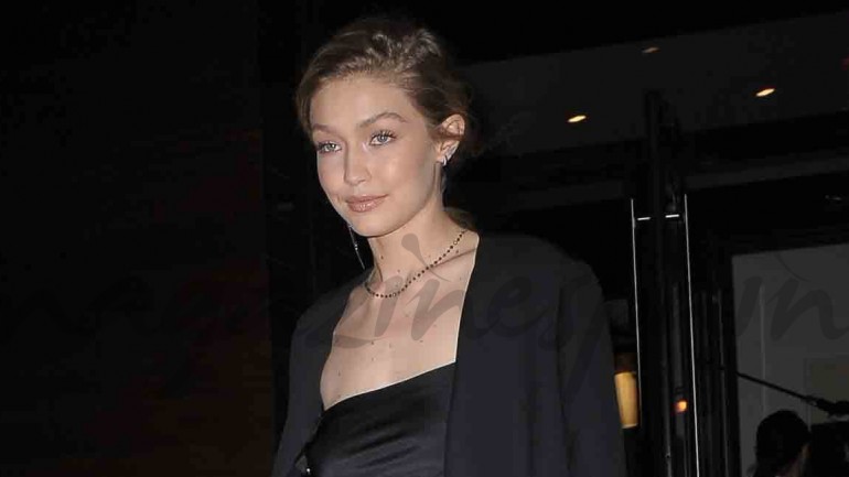 Gigi Hadid apuesta por el negro