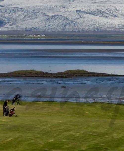 Juega al golf bajo el sol de medianoche