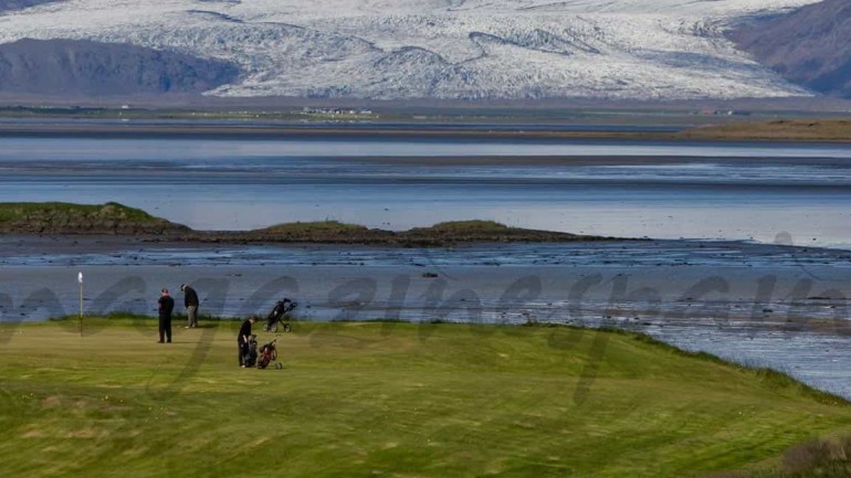 Juega al golf bajo el sol de medianoche