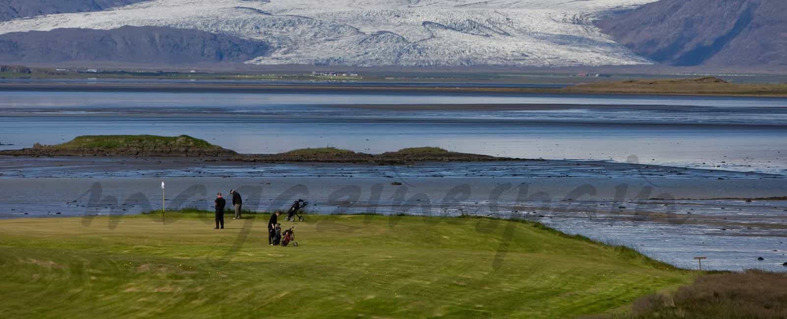 Juega al golf bajo el sol de medianoche