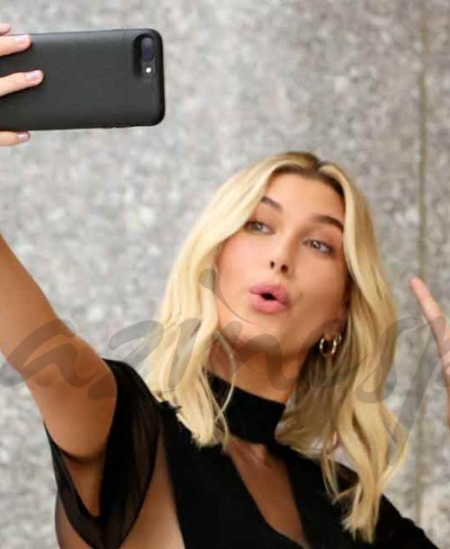 Hailey Baldwin, la modelo más sexy del mundo, nos enseña a posar para el selfie perfecto