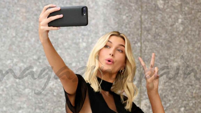 Hailey Baldwin, la modelo más sexy del mundo, nos enseña a posar para el selfie perfecto
