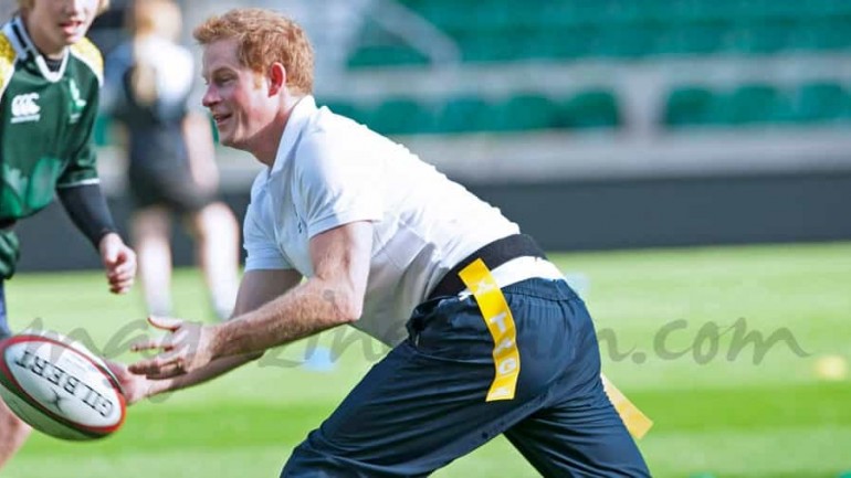 El príncipe Enrique se divierte jugando al rugby