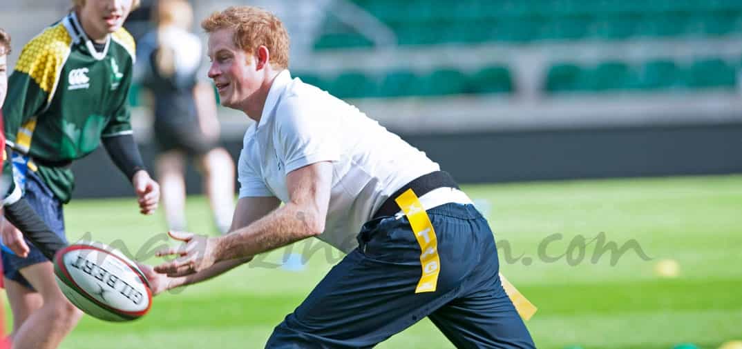 El príncipe Enrique se divierte jugando al rugby