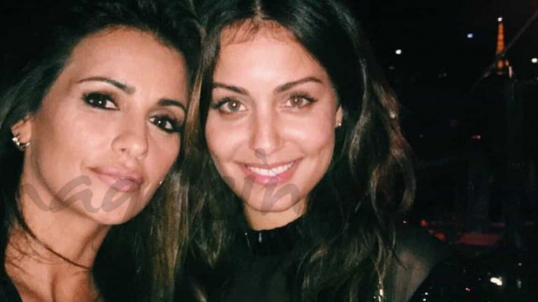 Hiba Abouk recibe una visita muy especial en París
