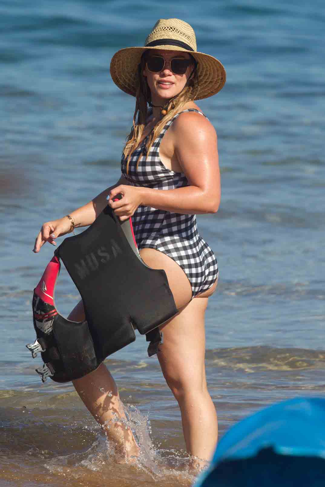 hilary duff en la playa con su hijo