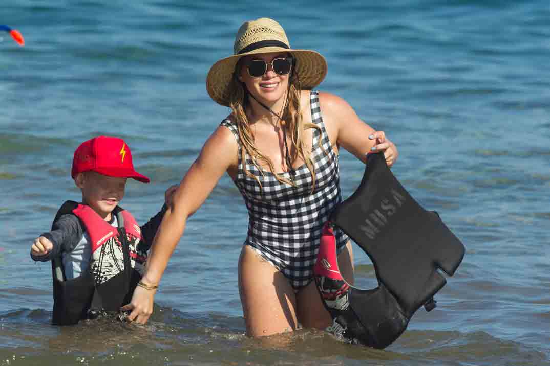 hilary duff en la playa con su hijo