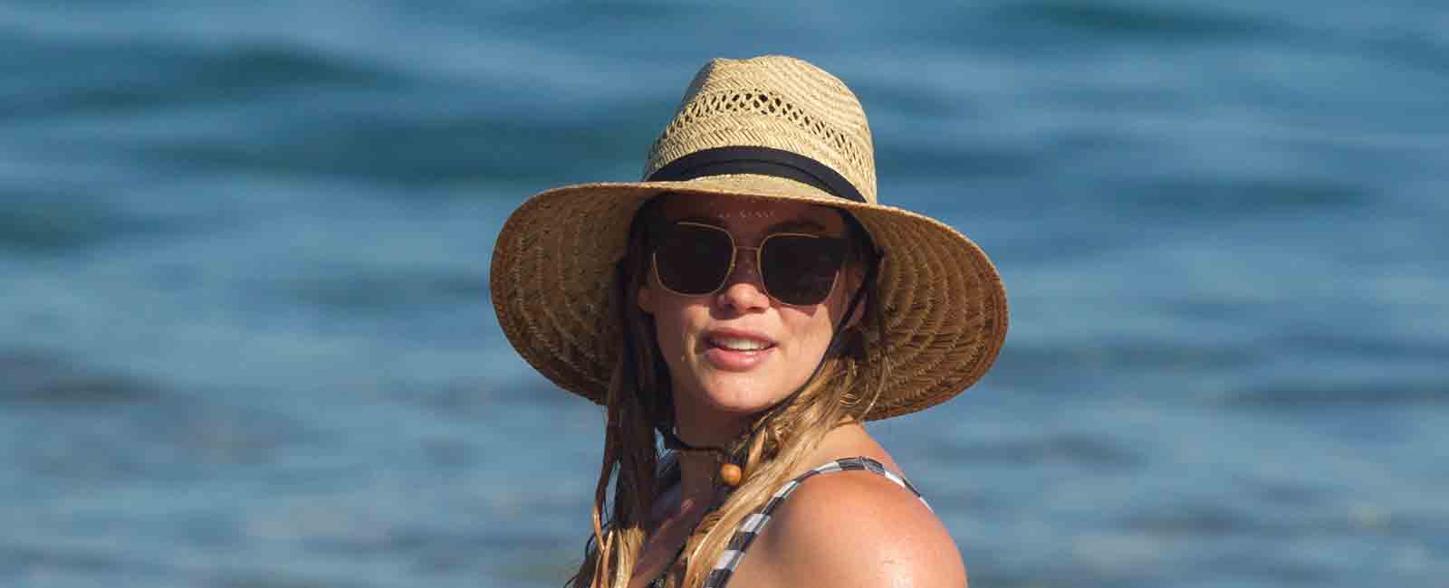 hilary duff en la playa con su