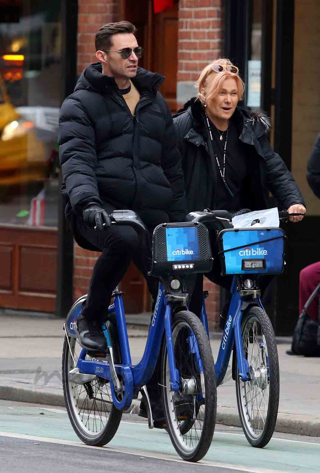 hugh jackman y deborrlee furness paseo en bicicleta