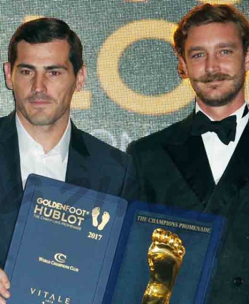 Sara Carbonero acompaña a Iker Casillas a recoger el premio Golden Foot