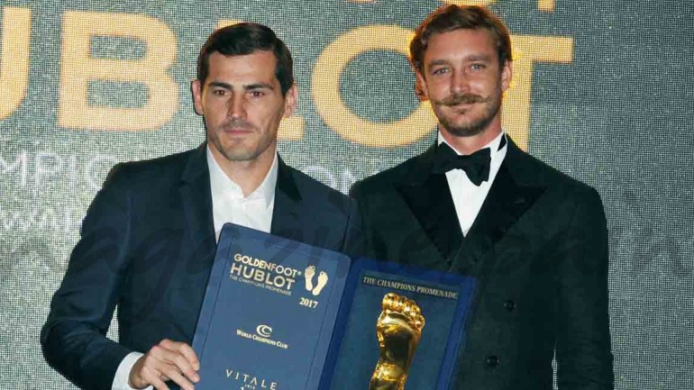 Sara Carbonero acompaña a Iker Casillas a recoger el premio Golden Foot