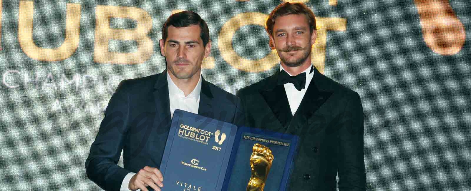 Sara Carbonero acompaña a Iker Casillas a recoger el premio Golden Foot