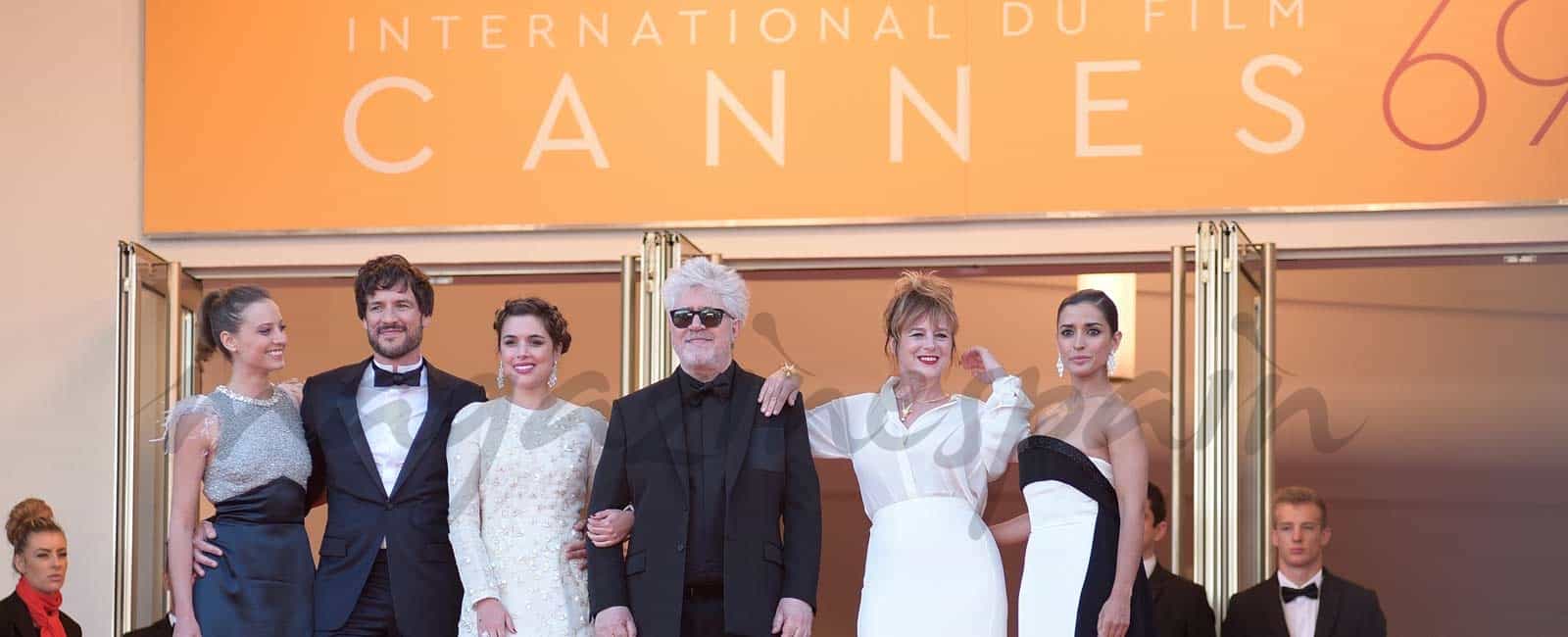 imma-cuesta-emma-suarez-pedro-almodovar-adriana-ugarte en el festival de cine de cannes