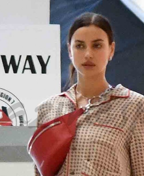 Irina Shayk en «pijama» y chanclas