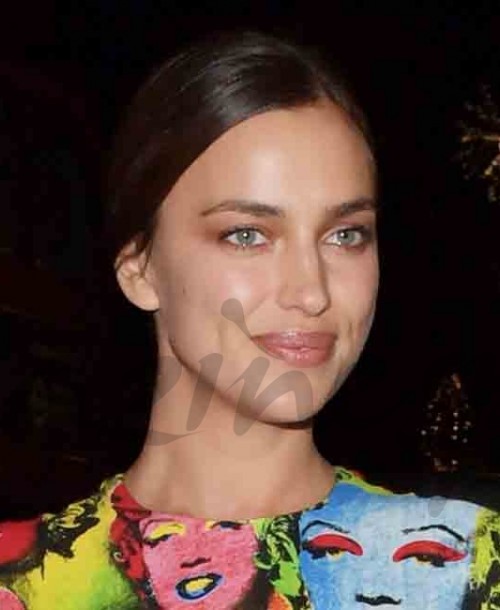 Irina Shayk no pasa desapercibida con su look «pop art» de Versace