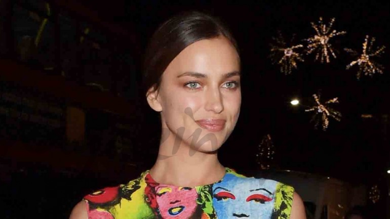 Irina Shayk no pasa desapercibida con su look «pop art» de Versace