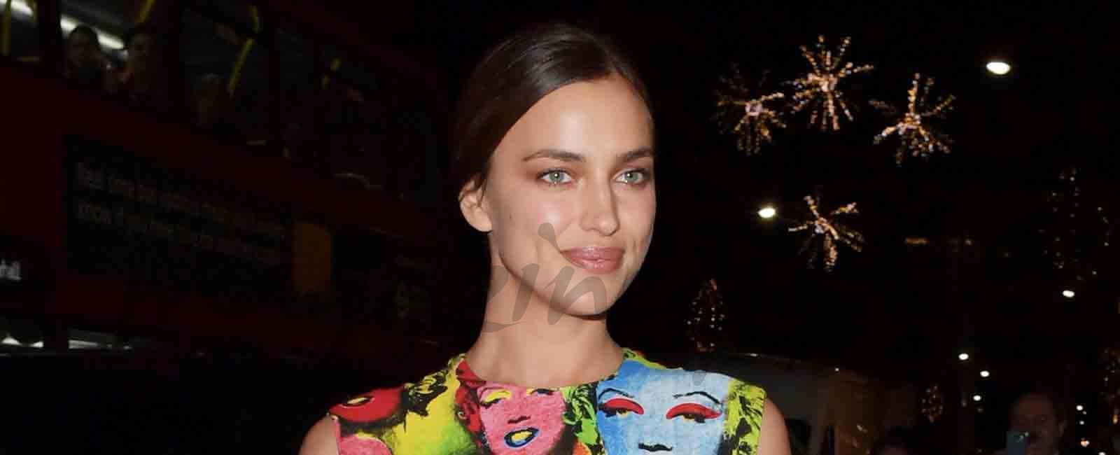 Irina Shayk no pasa desapercibida con su look «pop art» de Versace