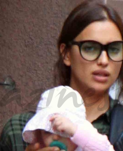 Irina Shayk, de paseo con la pequeña Lea