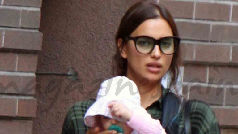 Irina Shayk, de paseo con la pequeña Lea