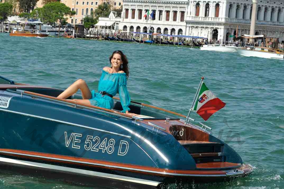 izabel goulard posa en el festival de cine de venecia