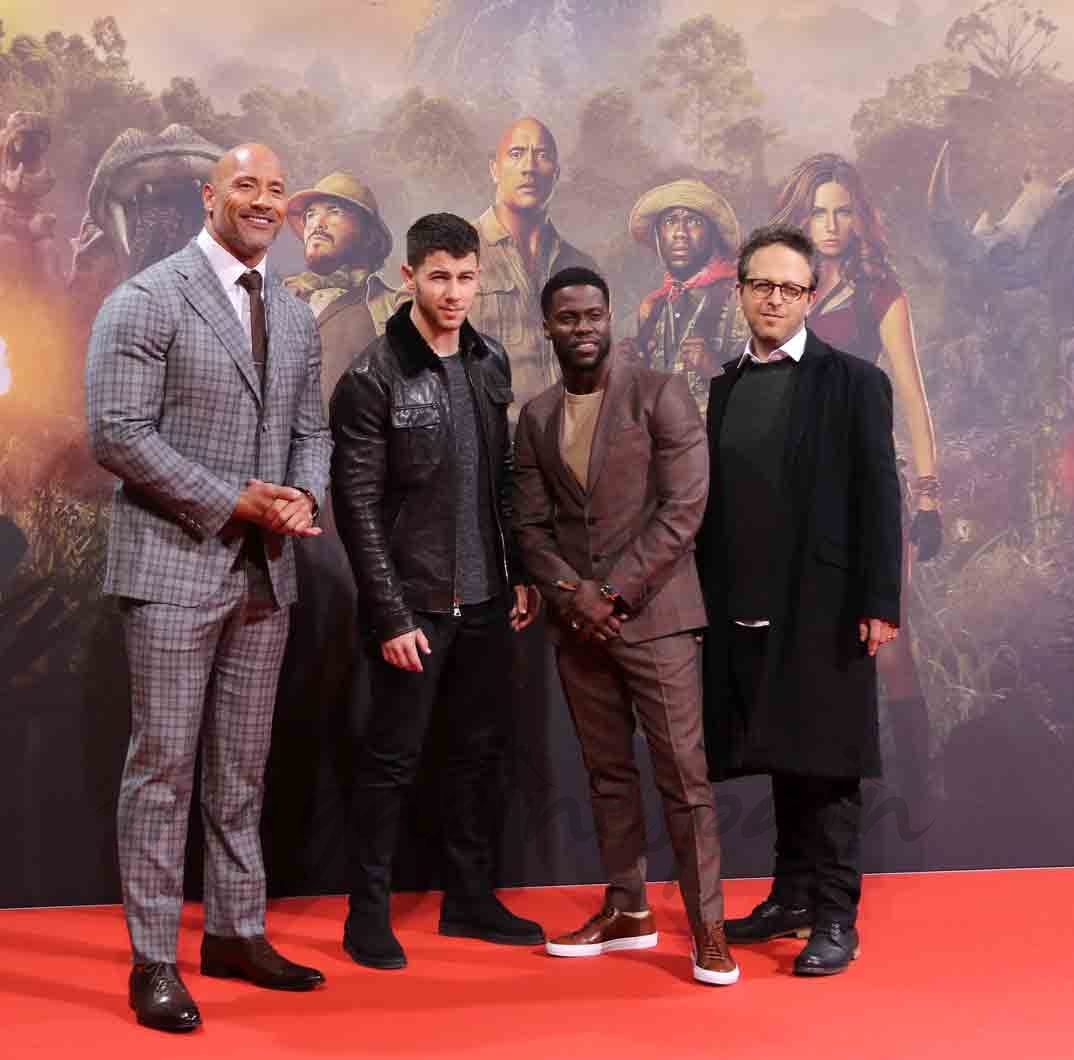 jake-kasdan-kevin-hart-nick-jonas-dwayne-johnson estrenan en berlin jumanji