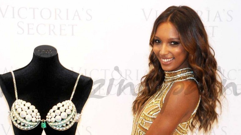 Jasmine Tookes presenta el sujetador joya de Victoria’s Secret