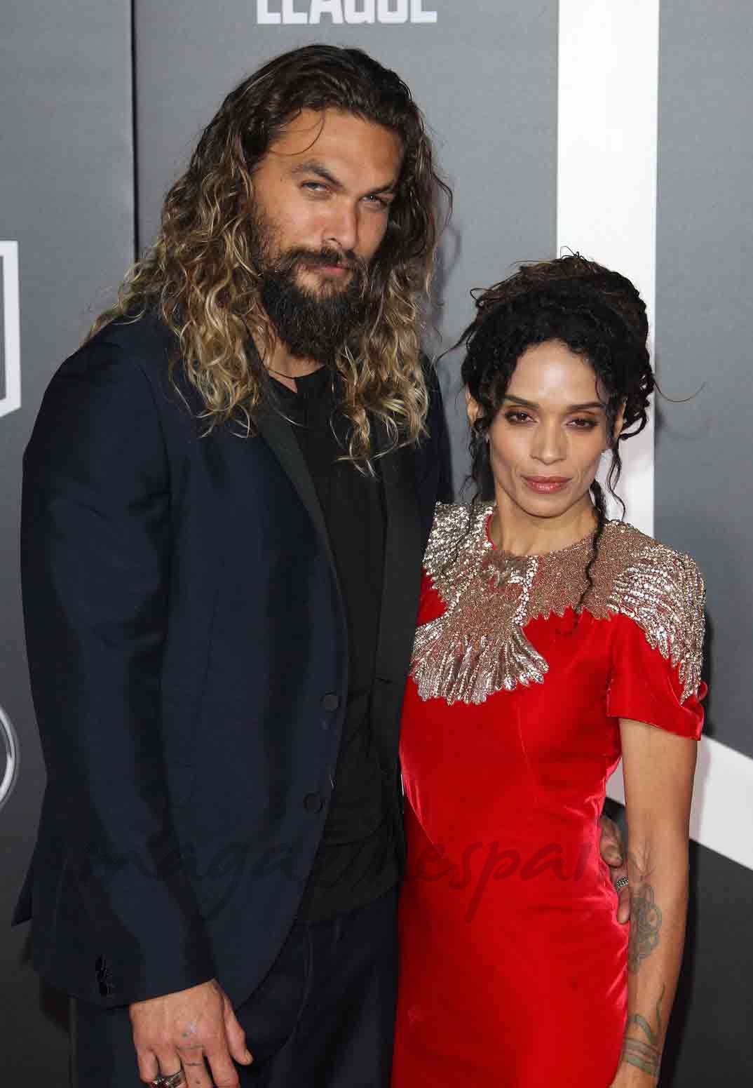 jason momoa y lisa bonet en el estrenos de la liga de la justicia