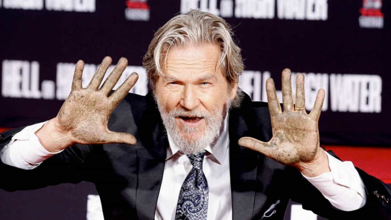 Jeff Bridges, acompañado de su esposa Susan Geston, estampa sus huellas en Hollywood