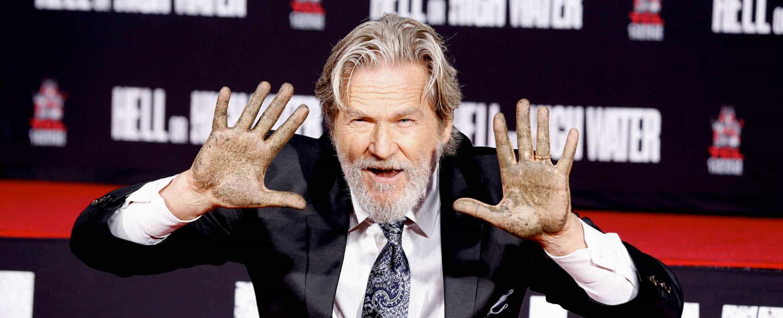 jeff bridges pone sus huellas en el teatro chino