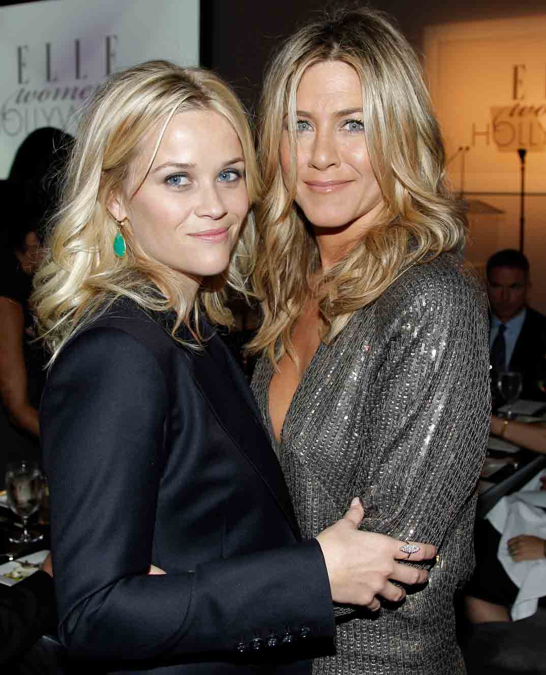 jennifer aniston y reese witherspoon traen frends a television